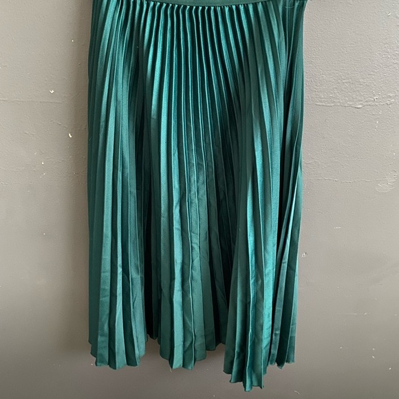H&M emerald 2025 green
pleated skirt size 8 - Picture 4 of 5